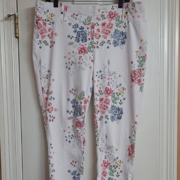 Bundle of Three Capris - Floral White, Denim Blue, and Pink Cargo Pants - Picture 9 of 15